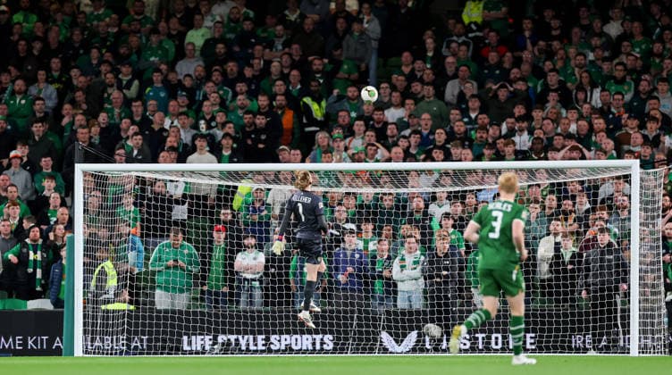 UEFA Nations League Group Stage, Aviva Stadium, Dublin 1 10 2026 Republic of Ireland vs Austria Ireland s goalkeeper Caoimhin Kelleher watches a shot go over the bar Caoimhin Kelleher watches a shot go over the bar 1 10 2026  Copyright: xx RB1_8099