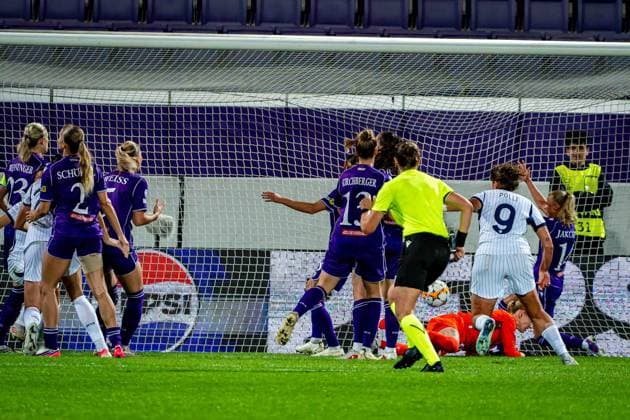 SOCCER - WCL, A.Wien vs Inter VIENNA,AUSTRIA,01.OCT.26 - SOCCER - UEFA Women s Champions League, FK Austria Wien vs FC Internationale Milano. Image shows Jasmin Pal (A.Wien) conceding a goal in the last minute as well last the rejoicing of Ivana Andres Sanz and Elisa Polli (Inter) and the disappointment of Carina Wenninger, Louise Schoeffel, Tatjana Weiss and Virginia Kirchberger (A.Wien). GEPAxpictures xKevinxHackner