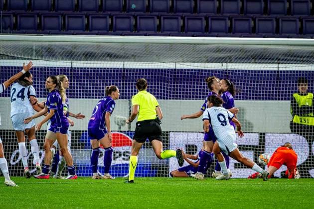 SOCCER - WCL, A.Wien vs Inter VIENNA,AUSTRIA,01.OCT.26 - SOCCER - UEFA Women s Champions League, FK Austria Wien vs FC Internationale Milano. Image shows Jasmin Pal (A.Wien) conceding a goal in the last minute as well last the rejoicing of Marija Milinkovic and Elisa Polli (Inter) and the disappointment of Carina Wenninger, Louise Schoeffel, Tatjana Weiss and Virginia Kirchberger (A.Wien). GEPAxpictures xKevinxHackner