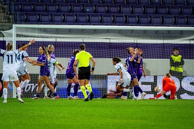 SOCCER - WCL, A.Wien vs Inter VIENNA,AUSTRIA,01.OCT.26 - SOCCER - UEFA Women s Champions League, FK Austria Wien vs FC Internationale Milano. Image shows the disappointment of FK Austria Wien after conceding a last minute goal and the rejoicing of Ivana Andres Sanz (Inter) and her teammates. GEPAxpictures xKevinxHackner