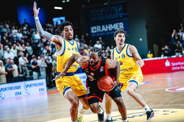 easycredit BBL Basketball Bundesliga 2026–2027 Make-up Game, Matchday 1: Science City Jena vs. RASTA Vechta on October 1, 2026; Lloyd Pandi (Vechta) with the ball against Terrence Edwards Jr. (Jena) at Sparkassen Arena