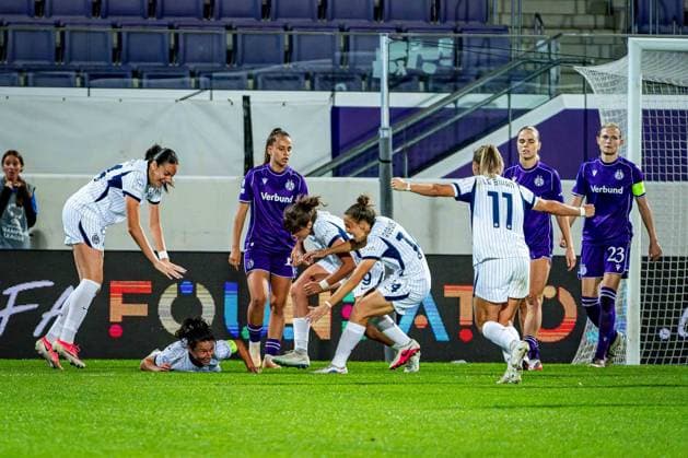 SOCCER - WCL, A.Wien vs Inter VIENNA,AUSTRIA,01.OCT.26 - SOCCER - UEFA Women s Champions League, FK Austria Wien vs FC Internationale Milano. Image shows the rejoicing of Marija Milinkovic, Ivana Andres Sanz, Elisa Polli, Chiara Robustellini and Clarisse Le Bihan (Inter) as well as the disappointment of Almedina Sisic, Louise Schoeffel and Carina Wenninger (A.Wien). GEPAxpictures xKevinxHackner