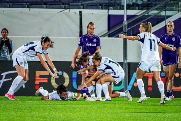 SOCCER - WCL, A.Wien vs Inter VIENNA,AUSTRIA,01.OCT.26 - SOCCER - UEFA Women s Champions League, FK Austria Wien vs FC Internationale Milano. Image shows the rejoicing of Marija Milinkovic, Ivana Andres Sanz, Elisa Polli, Chiara Robustellini and Clarisse Le Bihan (Inter) as well as the disappointment of Almedina Sisic and Louise Schoeffel (A.Wien). GEPAxpictures xKevinxHackner