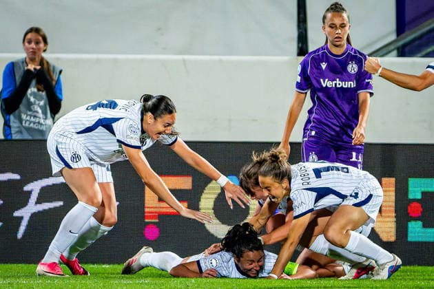 SOCCER - WCL, A.Wien vs Inter VIENNA,AUSTRIA,01.OCT.26 - SOCCER - UEFA Women s Champions League, FK Austria Wien vs FC Internationale Milano. Image shows the rejoicing of Marija Milinkovic, Ivana Andres Sanz, Elisa Polli, Chiara Robustellini (Inter) as well as the disappointment of Almedina Sisic (A.Wien). GEPAxpictures xKevinxHackner