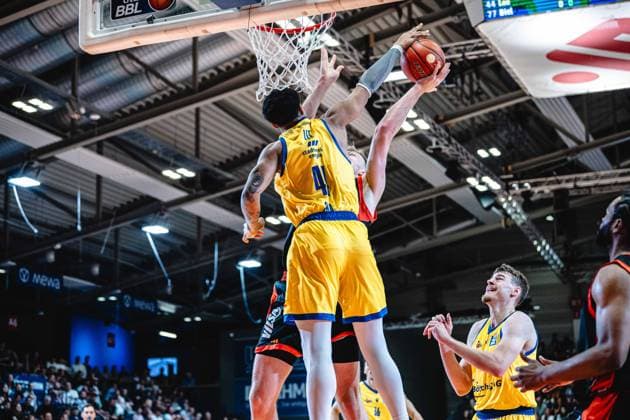 easycredit BBL Basketball Bundesliga 2026–2027 Make-up Game, Matchday 1: Science City Jena vs. RASTA Vechta on October 1, 2026. Ira Lee of Jena blocks Lars Thiemann of Vechta cleanly at Sparkassen Arena.