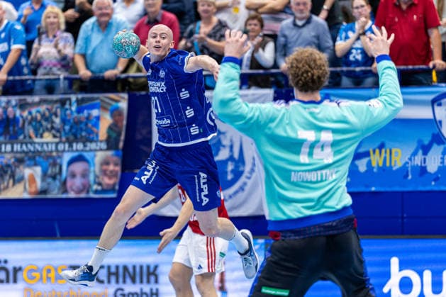 L R Leve Carstensen, TBV Lemgo Lippe, 21, scoring a goal against Leon Nowottny, Handball Club Hamburg, 74 GER, TBV Lemgo Lippe vs. Handball Club Hamburg, Handball, Bundesliga 1, Matchday 7, 2026–2027 season, October 1, 2026 GER, TBV Lemgo Lippe vs. Handball Club Hamburg, Handball, 1st Bundesliga, Matchday 7, 2026–2027 season, October 1, 2026 Lemgo Copyright: xEibner-Pressefoto JanxRollingerx EP_JSK