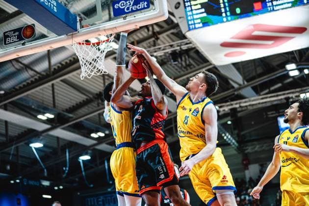 easycredit BBL Basketball Bundesliga 2026–2027 Make-up Game, Matchday 1: Science City Jena vs. RASTA Vechta on October 1, 2026, at the Lorenz Bank Jena; Jena blocks Armaan Franklin at the Vechta Sparkassen Arena