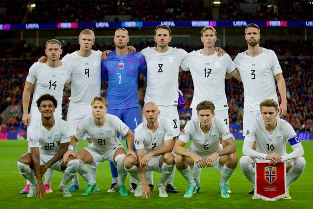 RECORD DATE NOT STATED Football - UEFA Nations League - Group A4 - Wales v Norway CARDIFF, WALES - Thursday, October 1, 2026: Norway players line-up for a team group, Mannschaftsbild, Totale photograph before the UEFA Nations League Group A4 Matchday 3 match between Wales and Norway at the Cardiff City Stadium. Back row (L-R): Julian Ryerson, Erling Haaland, goalkeeper orjan Nyland, Sander Berge, Torbjorn Heggem and Kristoffer Ajer. Front row (L-R): Oscar Bobb, Andreas Schjelderup, Fredrik Aursnes, David Moller Wolfe and captain Martin odegaard. (Photo by David Rawcliffe Propaganda) CARDIFF Cardiff City Stadium CARDIFF WALES Copyright: xDavidxRawcliffex 2026-10-01-Wales_v_Norway-017
