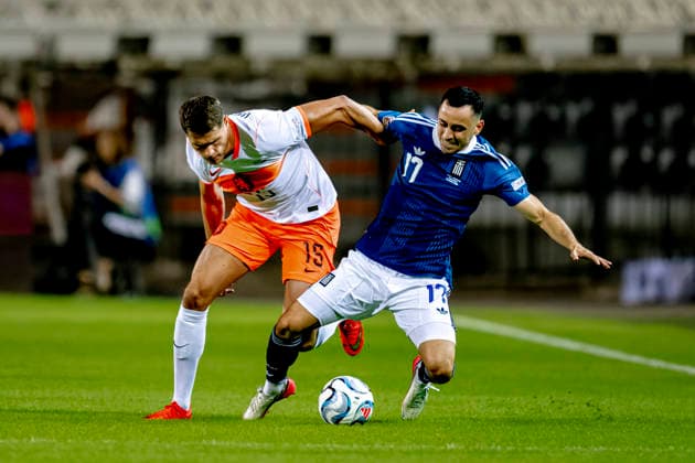 THESSALONIKI: Netherlands defender Micky van de Ven and Greece defender Manolis Saliakas during the UEFA Nations League match between Greece and the Netherlands at Toumba Stadium on October 1, 2026, in Thessaloniki, Greece. Photo by DeFodi Images