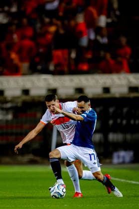 THESSALONIKI: Netherlands defender Micky van de Ven and Greece defender Manolis Saliakas during the UEFA Nations League match between Greece and the Netherlands at Toumba Stadium on October 1, 2026, in Thessaloniki, Greece. Photo by DeFodi Images