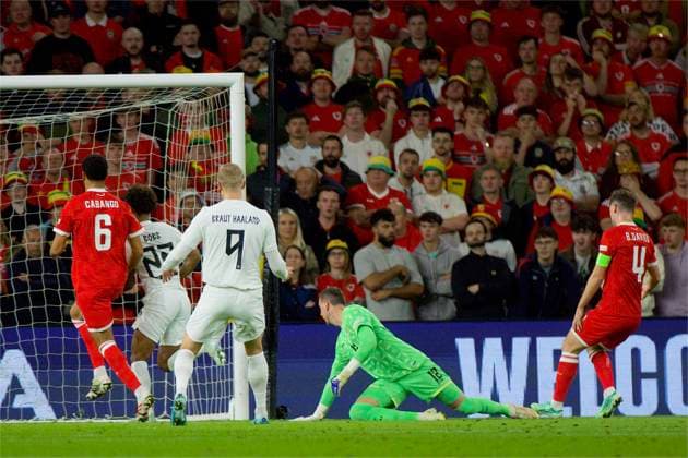RECORD DATE NOT STATED Football - UEFA Nations League - Group A4 - Wales v Norway CARDIFF, WALES - Thursday, October 1, 2026: Norway s Oscar Bobb scores the first goal during the UEFA Nations League Group A4 Matchday 3 match between Wales and Norway at the Cardiff City Stadium. (Photo by David Rawcliffe Propaganda) CARDIFF Cardiff City Stadium CARDIFF WALES Copyright: xDavidxRawcliffex 2026-10-01-Wales_v_Norway-018