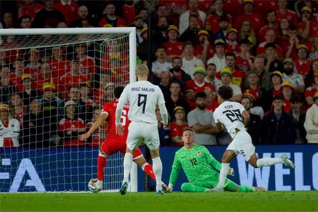 RECORD DATE NOT STATED Football - UEFA Nations League - Group A4 - Wales v Norway CARDIFF, WALES - Thursday, October 1, 2026: Norway s Oscar Bobb scores the first goal during the UEFA Nations League Group A4 Matchday 3 match between Wales and Norway at the Cardiff City Stadium. (Photo by David Rawcliffe Propaganda) CARDIFF Cardiff City Stadium CARDIFF WALES Copyright: xDavidxRawcliffex 2026-10-01-Wales_v_Norway-019