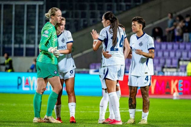SOCCER - WCL, A.Wien vs Inter VIENNA,AUSTRIA,01.OCT.26 - SOCCER - UEFA Women s Champions League, FK Austria Wien vs FC Internationale Milano. Image shows the rejoicing of Cecilia Runarsdottir, Karolina Vilhjalmsdottir, Marija Milinkovic and Samantha van Diemen (Inter). GEPAxpictures xKevinxHackner