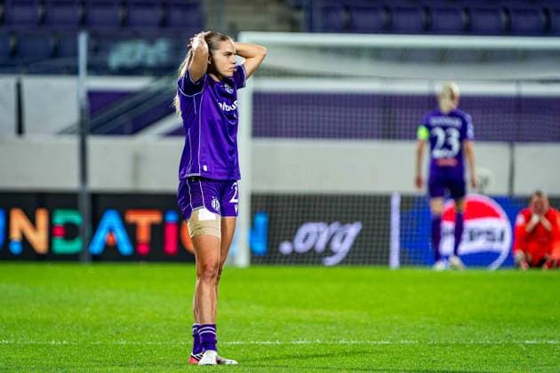 SOCCER - WCL, A.Wien vs Inter VIENNA,AUSTRIA,01.OCT.26 - SOCCER - UEFA Women s Champions League, FK Austria Wien vs FC Internationale Milano. Image shows the disappointment of Louise Schoeffel (A.Wien). GEPAxpictures xKevinxHackner