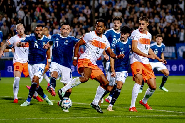 THESSALONIKI: Netherlands defender Jurriën Timber, Greece defender Manolis Saliakas, Greece midfielder Thanasis Androutsos, Netherlands defender Micky van de Ven during the UEFA Nations League match between Greece and the Netherlands at Toumba Stadium on October 1, 2026, in Thessaloniki, Greece. Photo by DeFodi Images