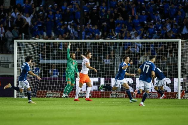 THESSALONIKI - Netherlands goalkeeper Bart Verbruggen reacts after an alleged goal by Christos Tzolis of Greece (lr) during the UEFA Nations League match between Greece and the Netherlands at Toumba Stadium on October 1, 2026, in Greece. KOEN VAN WEEL ANP xVIxANPxSportx xxANPxIVx 571088963 originalFilename: 571088963.jpg