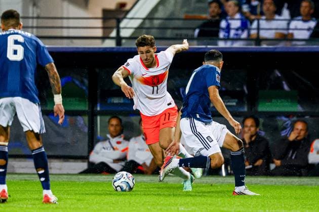 THESSALONIKI - Ruben van Bommel of the Netherlands dribbles with the ball under pressure from Manolis Saliakas of Greece during the UEFA Nations League match between Greece and the Netherlands at the Toumba Stadium on 1 October 2026 in Thessaloniki, Greece. MARCEL TER BALS ANP UEFA Nations League 2026 27 xVIxANPxSportx xMarcelxterxBalsxIVx 571090241 originalFilename: 571090241.jpg
