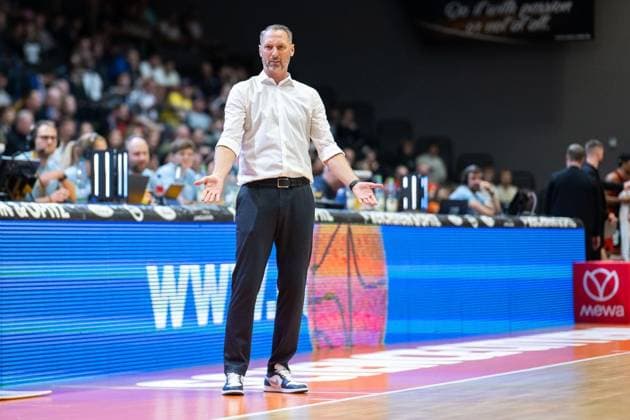 BASKETBALL EASYCREDIT BBL MATCHDAY 1 SCIENCE CITY JENA RASTA VECHTA ** FOR EDITORIAL PURPOSES ONLY ** EDITORIAL USE ONLY ** p 01 10 2026 Jena Basketball easyCredit BBL 1 Basketball Bundesliga 2026–2027 Season Matchday 1 Sparkassen Arena Science City Jena RASTA Vechta in the photo Head Coach Steven Esterkamp Science City Jena Germany Thuringia Jena Copyright SaschaxFromm Copyright: SaschaxFromm doc87ufa48xfs01eu7hktxc ,EDITORIAL USE ONLY Copyright: SaschaxFromm