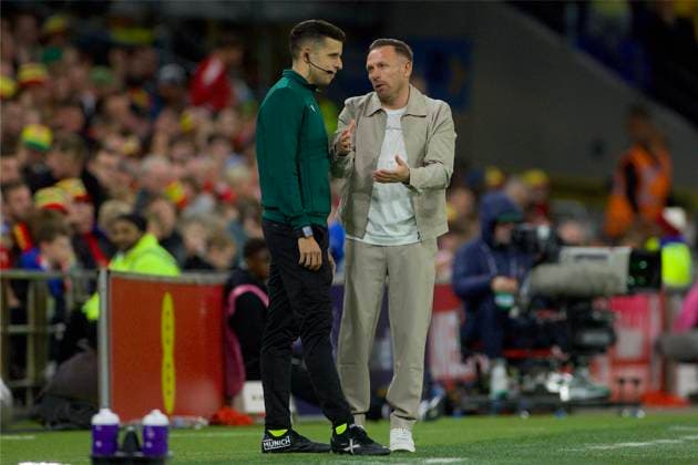 RECORD DATE NOT STATED Football - UEFA Nations League - Group A4 - Wales v Norway CARDIFF, WALES - Thursday, October 1, 2026: Wales head coach Craig Bellamy speaks to fourth official Victor Garcia Verdura (L) during the UEFA Nations League Group A4 Matchday 3 match between Wales and Norway at the Cardiff City Stadium. (Photo by David Rawcliffe Propaganda) CARDIFF Cardiff City Stadium CARDIFF WALES  Copyright: xDavidxRawcliffex 2026-10-01-Wales_v_Norway-040