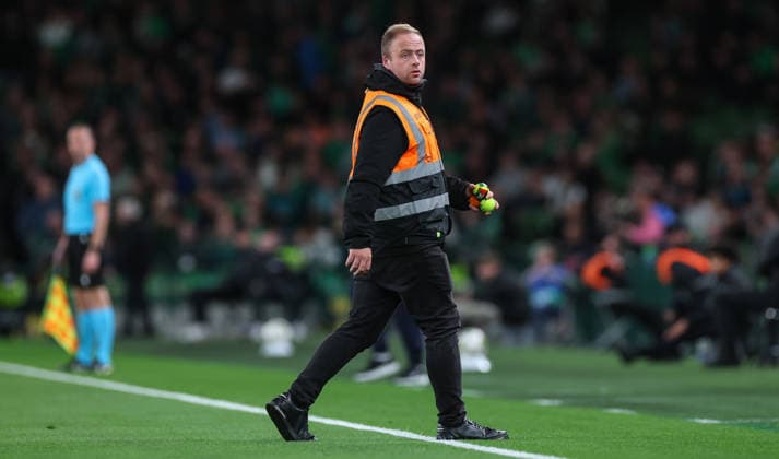 UEFA Nations League Group Stage, Aviva Stadium, Dublin 1 10 2026 Republic of Ireland vs Austria Staff remove tennis balls thrown onto the field by protestors Staff remove tennis balls thrown onto the field by protestors 1 10 2026 Copyright: xx RB1_8865