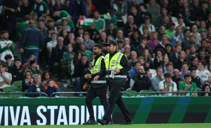UEFA Nations League Group Stage, Aviva Stadium, Dublin 1 10 2026 Republic of Ireland vs Austria Staff remove tennis balls thrown onto the field by protestors Staff remove tennis balls thrown onto the field by protestors 1 10 2026 Copyright: xx RB1_9021