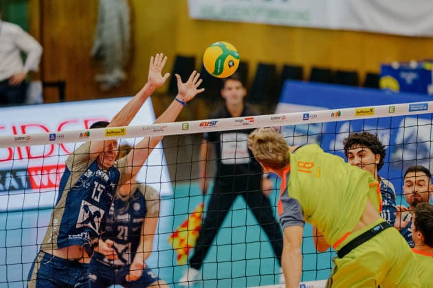 VOLLEYBALL - Coppa Pallavolo Senza Confini HARTBERG,AUSTRIA,01.OCT.26 - VOLLEYBALL - Coppa Pallavolo Senza Confini, TSV Hartberg vs Verona Volley. Image shows Dorde Knezevic (Hartberg) and Lukas Glatz (Verona).  GEPAxpictures xRomanxKoenigshofer