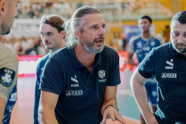 VOLLEYBALL - Coppa Pallavolo Senza Confini HARTBERG,AUSTRIA,01.OCT.26 - VOLLEYBALL - Coppa Pallavolo Senza Confini, TSV Hartberg vs Verona Volley. Image shows head coach Markus Hirczy (Hartberg).  GEPAxpictures xRomanxKoenigshofer