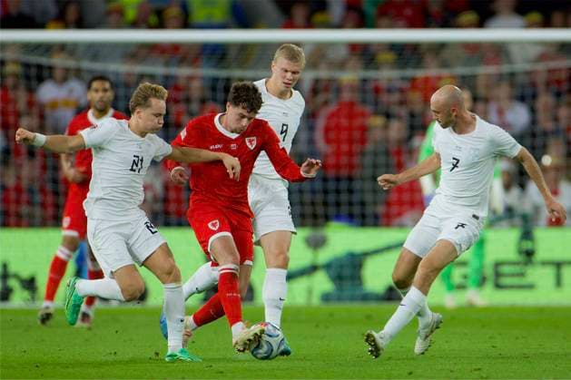 RECORD DATE NOT STATED Football - UEFA Nations League - Group A4 - Wales v Norway CARDIFF, WALES - Thursday, October 1, 2026: Wales Neco Williams is challenged by Norway s Andreas Schjelderup (L) during the UEFA Nations League Group A4 Matchday 3 match between Wales and Norway at the Cardiff City Stadium. (Photo by David Rawcliffe Propaganda) CARDIFF Cardiff City Stadium CARDIFF WALES  Copyright: xDavidxRawcliffex 2026-10-01-Wales_v_Norway-046
