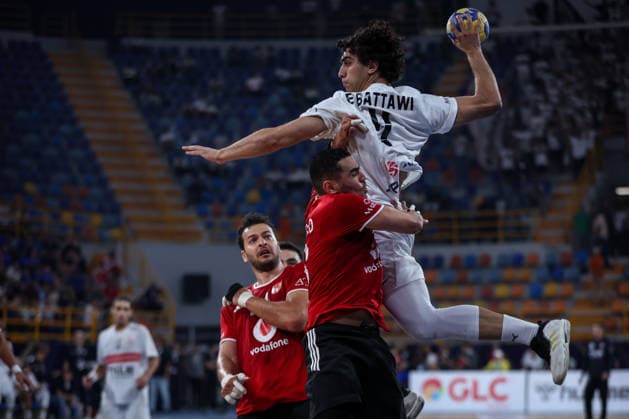 Zamalek V Al Ahly - 19th IHF Men s Club World Championship, WM, Weltmeisterschaft 2026 - Bronze Medal Match Mohamed Elbattawi, number 4 of Zamalek, battles for possession with Omar Khaled, number 98 of Al Ahly, during the bronze medal match of the 19th IHF Men s Club World Championship 2026 at the New Administrative Capital Covered Hall on October 1, 2026. New Cairo -New Capital Egypt  Copyright: xAymanxArefx originalFilename:aref-notitle261001_nptVd