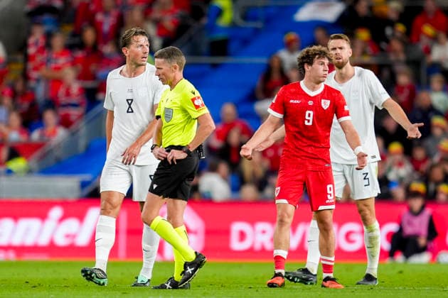Soccer, Nations League: Wales vs. Norway, Nations League, Cardiff, Wales 20261001 Norway’s Sander Berge and Kristoffer Ajer and Wales’ Lewis Koumas during the international soccer match between Wales and Norway in the Nations League at Cardiff City Stadium. Photo: Lise Aserud, NTB, Cardiff, Wales. EDITORIAL USE ONLY. RESTRICTED USE FOR BETTING COMPANIES.  Copyright: xLisexAserudxx xNTBx