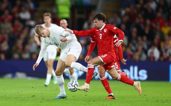 Erling Haaland of Norway and Neco Williams of Wales in action Wales v Norway, UEFA Nations League, Football, Cardiff City Stadium, Cardiff, UK - 01 Oct 2026Cardiff Cardiff City Stadium United Kingdom  Copyright: xKieranxMcManus Shutterstockx 17180132ae