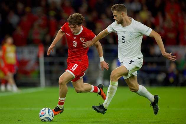 RECORD DATE NOT STATED Football - UEFA Nations League - Group A4 - Wales v Norway CARDIFF, WALES - Thursday, October 1, 2026: Wales Lewis Koumas has his shirt pulled in a challenge by Norway s Kristoffer Ajer during the UEFA Nations League Group A4 Matchday 3 match between Wales and Norway at the Cardiff City Stadium. (Photo by David Rawcliffe Propaganda) CARDIFF Cardiff City Stadium CARDIFF WALES  Copyright: xDavidxRawcliffex 2026-10-01-Wales_v_Norway-053