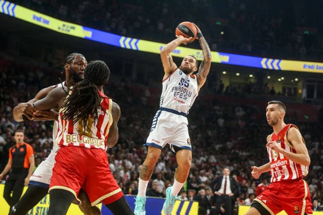 Crvena Zvezda v Anadolu Efes - EuroLeague BELGRADE, SERBIA - OCTOBER 1: Mike James (55) of Anadolu Efes in action during the EuroLeague basketball match between Crvena Zvezda and Anadolu Efes at Belgrade Arena in Belgrade, Serbia, on October 1, 2026. Filip Stevanovic Anadolu Belgrade Serbia. Editorial use only. Please get in touch for any other usage.  Copyright: x2026xAnadoluxFilipxStevanovicx