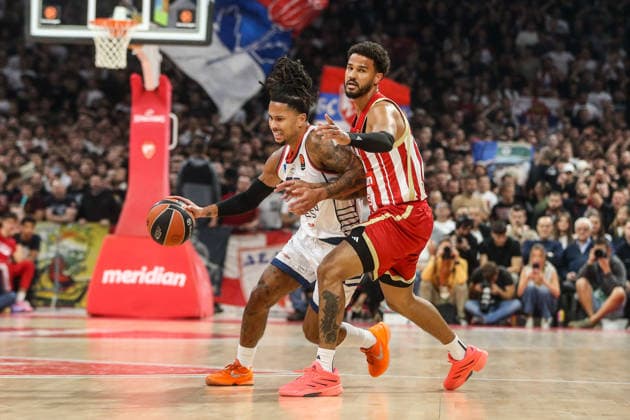 Crvena Zvezda v Anadolu Efes - EuroLeague BELGRADE, SERBIA - OCTOBER 1: Players compete for the ball during the EuroLeague basketball match between Crvena Zvezda and Anadolu Efes at Belgrade Arena in Belgrade, Serbia, on October 1, 2026. Filip Stevanovic Anadolu Belgrade Serbia. Editorial use only. Please get in touch for any other usage.  Copyright: x2026xAnadoluxFilipxStevanovicx