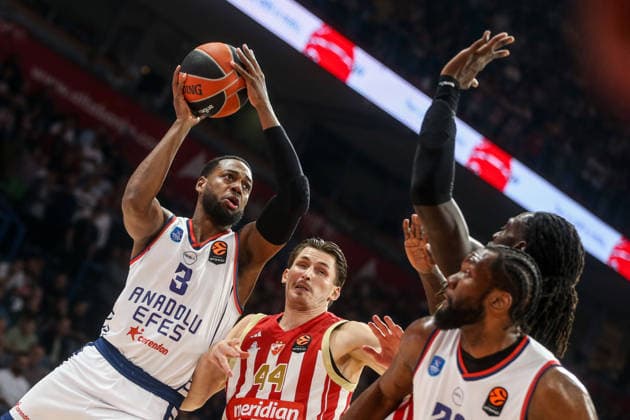 Crvena Zvezda v Anadolu Efes - EuroLeague BELGRADE, SERBIA - OCTOBER 1: Jordan Loyd (3) of Anadolu Efes in action against David Kramer (44) of Crvena Zvezda during the EuroLeague basketball match between Crvena Zvezda and Anadolu Efes at Belgrade Arena in Belgrade, Serbia, on October 1, 2026. Filip Stevanovic Anadolu Belgrade Serbia. Editorial use only. Please get in touch for any other usage.  Copyright: x2026xAnadoluxFilipxStevanovicx