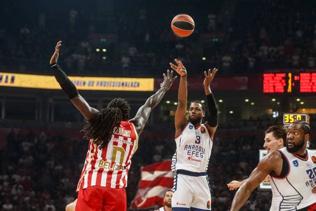 Crvena Zvezda v Anadolu Efes - EuroLeague BELGRADE, SERBIA - OCTOBER 1: Jordan Loyd (3) of Anadolu Efes in action against Johnathan Motley (0) of Crvena Zvezda during the EuroLeague basketball match between Crvena Zvezda and Anadolu Efes at Belgrade Arena in Belgrade, Serbia, on October 1, 2026. Filip Stevanovic Anadolu Belgrade Serbia. Editorial use only. Please get in touch for any other usage.  Copyright: x2026xAnadoluxFilipxStevanovicx
