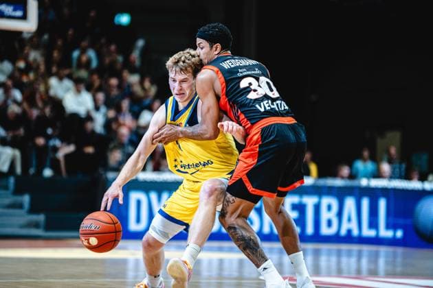easycredit BBL Basketball Bundesliga 2026–2027 Make-up Game, Matchday 1: Science City Jena vs. RASTA Vechta on October 1, 2026. From left: Raphael Falkenthal (Jena) and Nelson Weidemann (Vechta) in a hard-fought duel at Sparkassen Arena.