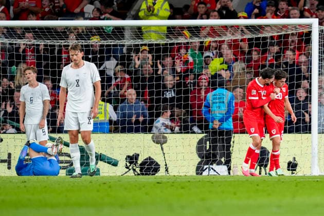 Soccer, Nations League: Wales vs. Norway, Nations League in Cardiff, Wales 20261001 Wales’ Daniel James is congratulated after the 1-1 draw, while Norway’s David Moller Wolfe and Sander Berge look dejected during the international soccer match between Wales and Norway in the Nations League at Cardiff City Stadium. Photo: Lise Aserud, NTB, Cardiff, Wales. EDITORIAL USE ONLY. RESTRICTEDRICTED USE FOR BETTING COMPANIES  Copyright: xLisexAserudxx xNTBx