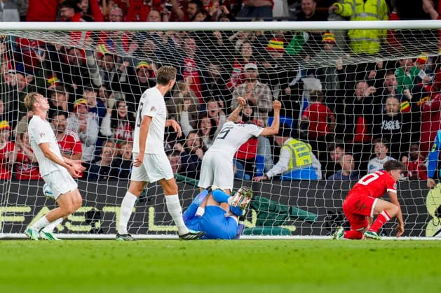 Soccer, Nations League: Wales vs. Norway, Nations League in Cardiff, Wales 20261001 Wales Daniel James scores the 1-1 equalizer against Norway s Orjan Haskjold Nyland during the international soccer match between Wales and Norway in the Nations League at Cardiff City Stadium. Photo: Lise Aserud, NTB, Cardiff, Wales. EDITORIAL USE ONLY. RESTRICTED USE FOR BETBETTING COMPANIES  Copyright: xLisexAserudxx xNTBx