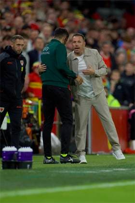RECORD DATE NOT STATED Football - UEFA Nations League - Group A4 - Wales v Norway CARDIFF, WALES - Thursday, October 1, 2026: Wales head coach Craig Bellamy speaks to fourth official Victor Garcia Verdura (L) during the UEFA Nations League Group A4 Matchday 3 match between Wales and Norway at the Cardiff City Stadium. (Photo by David Rawcliffe Propaganda) CARDIFF Cardiff City Stadium CARDIFF WALES Copyright: xDavidxRawcliffex 2026-10-01-Wales_v_Norway-059