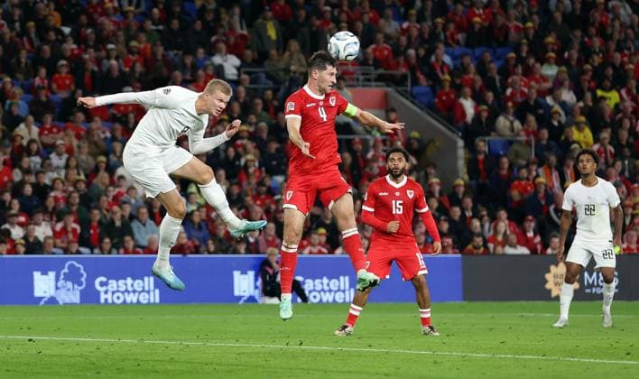 Ben Davies of Wales heads clear as Erling Haaland of Norway waits to get on the end of a cross Wales v Norway, UEFA Nations League, Football, Cardiff City Stadium, Cardiff, UK - 01 Oct 2026Cardiff Cardiff City Stadium United Kingdom  Copyright: xKieranxMcManus Shutterstockx 17180132af