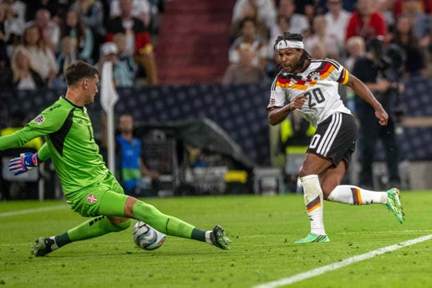 Goalkeeper Djordje Petrovic (SRB) and Serge Gnabry (GER) xettx, Germany, Munich, October 1, 2026, soccer, national team, Nations League: Germany vs. Serbia, 2026–2027 season, Matchday 3, Allianz Arena