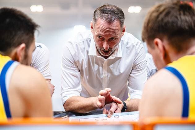 easycredit BBL Basketball Bundesliga 2026–2027 Make-up Game, Matchday 1: Science City Jena vs. RASTA Vechta on October 1, 2026. Jena Coach Steven Esterkamp addresses the team; profile of the Sparkassen Arena