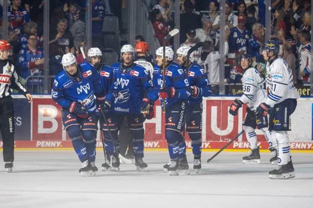 DEL, German Ice Hockey League, 2026–27 Season, Matchday 5: Adler Mannheim vs. Iserlohn Roosters. Jubilation among the Adler players after the 3–0 victory, with Nicolas Mattinen also scoring in the 52nd minute. Copyright: xUdoxHerrmannx