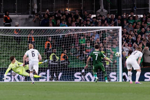 SOCCER - NL, IRL vs AUT DUBLIN,IRELAND,01.OCT.26 - SOCCER - UEFA Nations League, OEFB international match, Länderspiel, Nationalmannschaft Ireland vs Austria. Image shows Florian Wiegele (AUT) and Troy Parrott (IRL). Keywords: penalty, goal.  GEPAxpictures xArminxRauthner