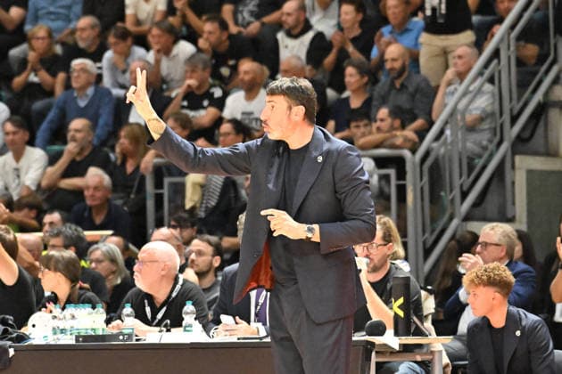 Virtus Bologna v Olympiacos Piraeus - Euroleague 2026 2027 Alex Mumbru, head coach of Virtus Bologna, is pictured during the EuroLeague Basketball Championship 2026 2027, Matchday 3 of the regular season game between Virtus Bologna and Olympiacos Piraeus at PalaDozza in Bologna, Italy, on October 1, 2026. Bologna Italy  Copyright: xRobertoxTommasinix originalFilename:tommasini-virtusbo261001_np9QL.jpg