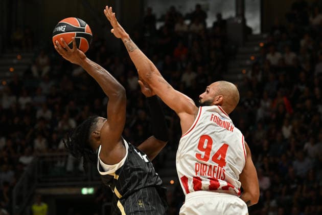 Virtus Bologna v Olympiacos Piraeus - Euroleague 2026 2027 Marcus Carr of Virtus Bologna and Evan Fournier of Olympiacos Piraeus compete during the EuroLeague Basketball Championship 2026 2027, Matchday 3 of the regular season, at PalaDozza in Bologna, Italy, on October 1, 2026. Bologna Italy  Copyright: xRobertoxTommasinix originalFilename:tommasini-virtusbo261001_npTgK.jpg
