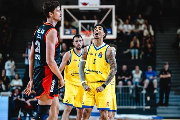 easycredit BBL Basketball Bundesliga 2026–2027, Make-up Game, Matchday 1: Science City Jena vs. RASTA Vechta on October 1, 2026. Terrence Edwards Jr. of Jena celebrates, while Tibor Pleiß of Vechta looks disappointed at Sparkassen Arena.