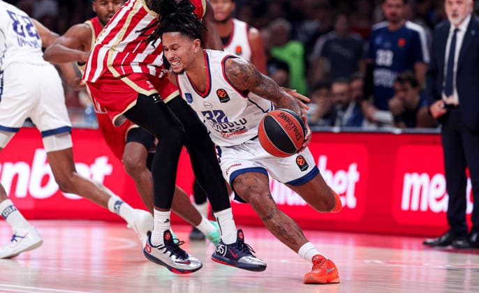 Crvena Zvezda v Efes, Euroleague, season 2026 2027, round 3 Belgrade, Serbia. 1th Oct, 2026. Anadolu Efes Matthew Strazel during Euroleague basketball match between Crvena Zvezda (Red Star) and Anadolu Efes Istanbul on October 1. 2026. in Belgrade, Serbia. Belgrade Serbia Copyright: xPedjaxMilosavljevic STARSPORTx x2026x