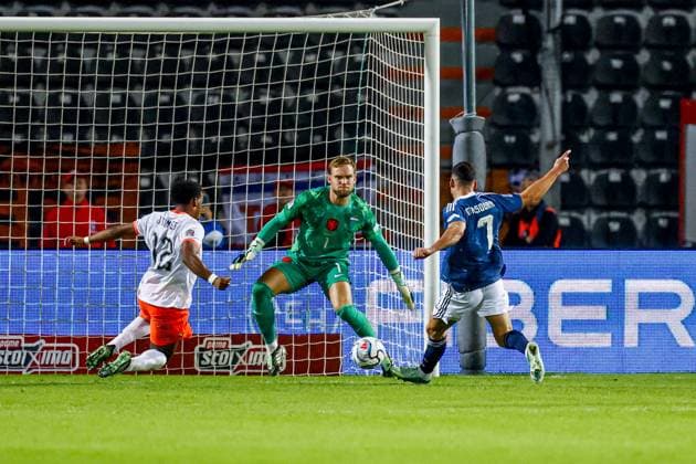 THESSALONIKI - Giorgos Masouras of Greece shoots the ball past Netherlands goalkeeper Bart Verbruggen to score the 2-0 during the UEFA Nations League match between Greece and the Netherlands at the Toumba Stadium on 1 October 2026 in Thessaloniki, Greece. MARCEL TER BALS ANP UEFA Nations League 2026 27 xVIxANPxSportx xMarcelxterxBalsxIVx 571095072 originalFilename: 571095072.jpg